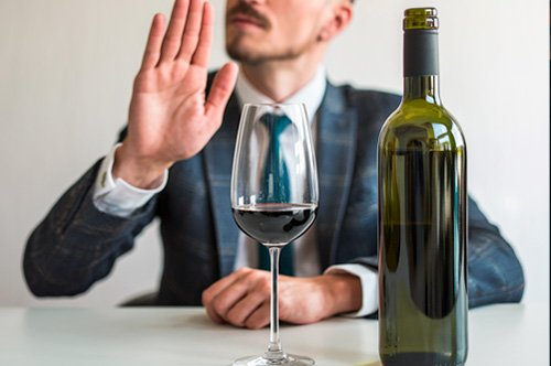 Мужчина отказывается от алкоголя
